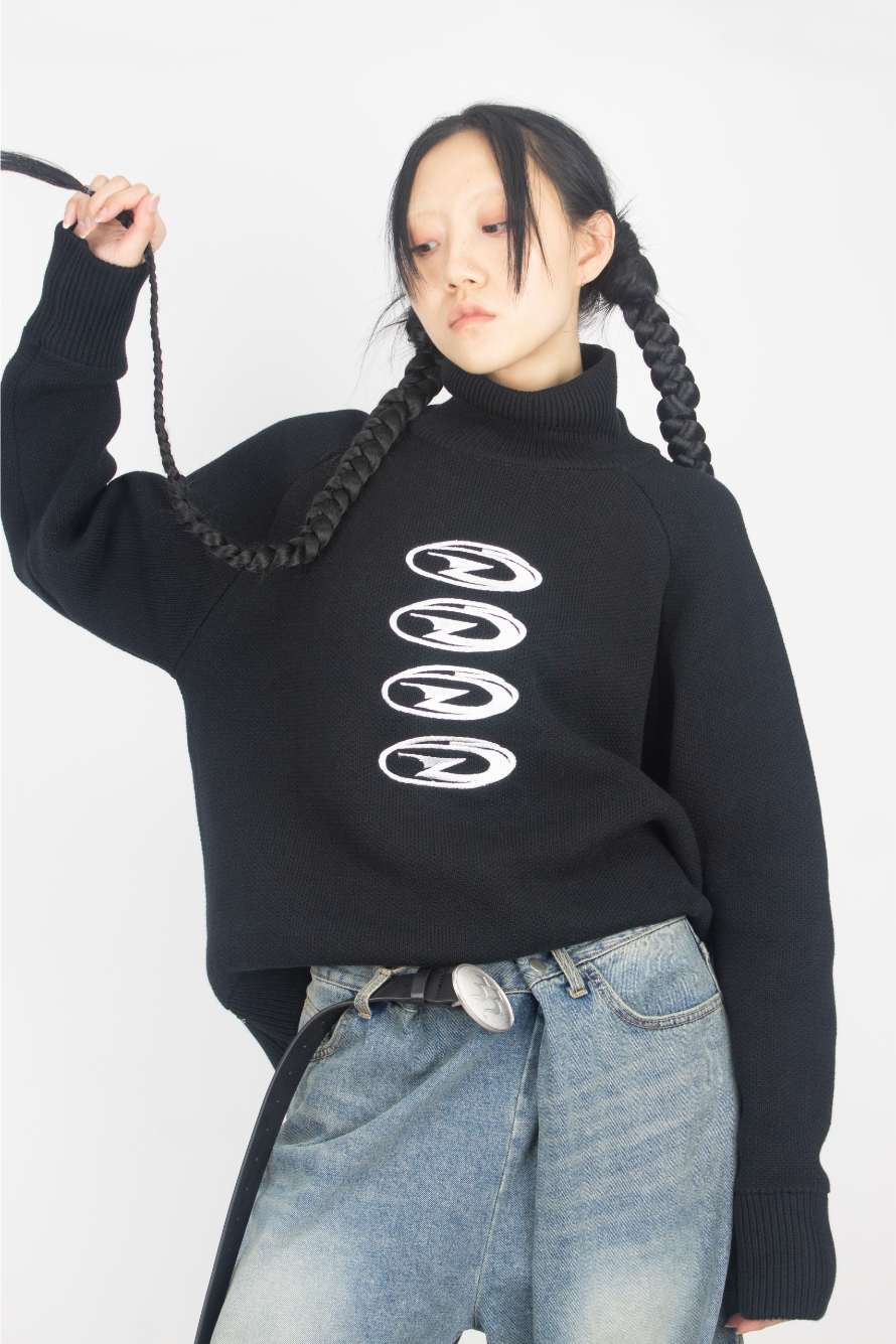 Embroidery Turtleneck (2 color)